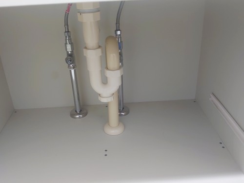 施工前　洗面台下の給湯管（左）・給水管（右） 