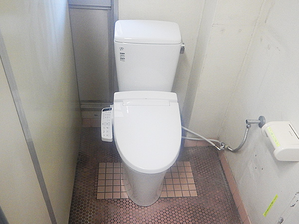 新しいトイレ設置完了です。