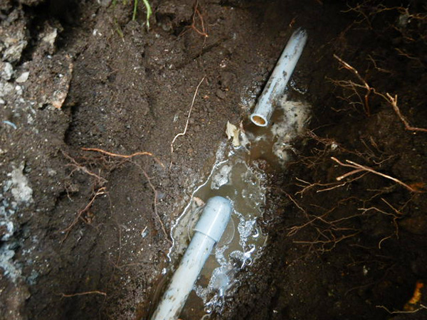 玄関があるため問題の給水管を掘り起こせません。そこで給水管を手前で切って、新たに別の給水ルートを作ります