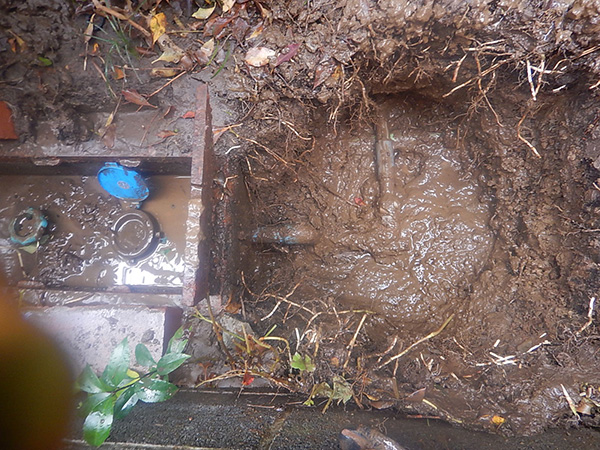 水道メーターの横を掘って地中に埋まている鉄管を調べると、錆びついた所から水漏れしている事が分かりました。