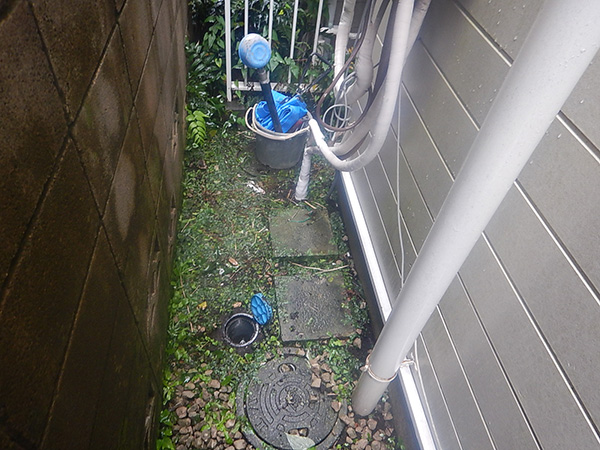 【施工前】漏水調査をしたところ、屋外給湯器の下の埋没管から漏水しているようです。