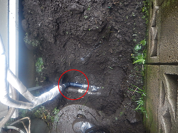 【施工中】埋没給水管の水漏れしている個所を修理しました。