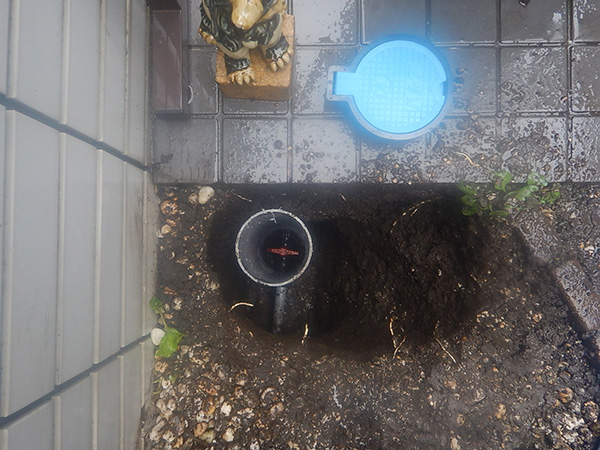 【施工中】埋没給水管の水漏れは治りましたが、まだ水道メーターが回っている為、エントランスの地中でテストバルブを取り付け、水漏れの個所を探ります。