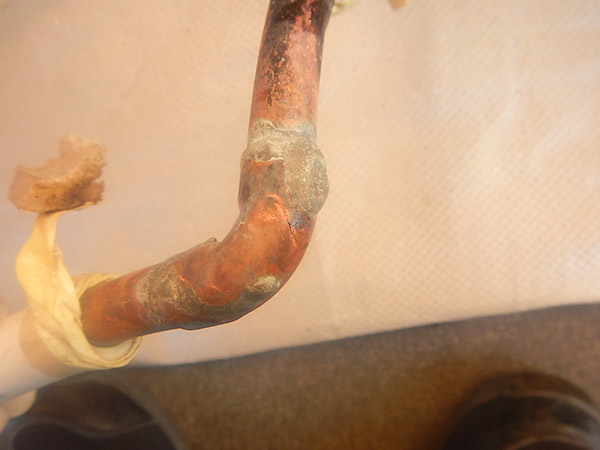 【施工中】銅管の覆いをはがすと、銅管がかなり劣化しています。