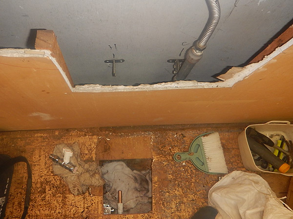 【施工中】銅管を修繕するために壁と床下を開口します。
