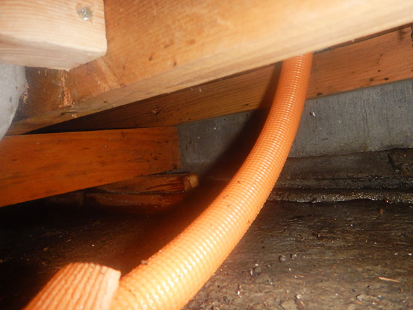 【施工中】床下の銅管とつなぎます。