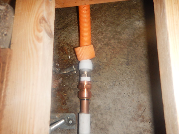 【施工完了】開口した床下の管とバルブ付きコネクタを繋ぎます。これで銅管からの漏水はなくなりました。後はあけた壁と床の穴をふさいで、工事終了です。