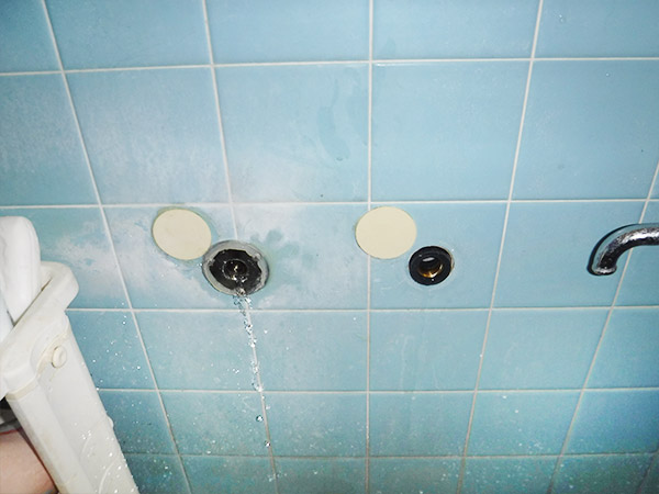 【施工中】浴室水栓を取り外します。水がボタボタと溢れてきます。