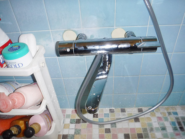 【施工完了】ご依頼者様にご相談の上、新しい浴室水栓(TOTO TBV0340IJ)に交換させて頂きました。