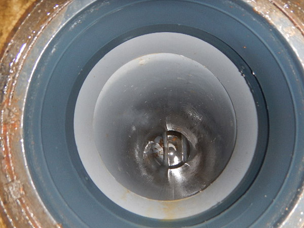 大型高圧洗浄機による清掃後の排水管