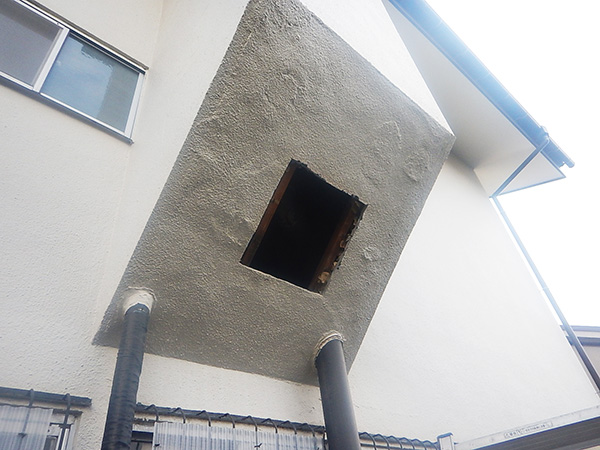 漏水している排水管を修理するために、外壁を開口します。