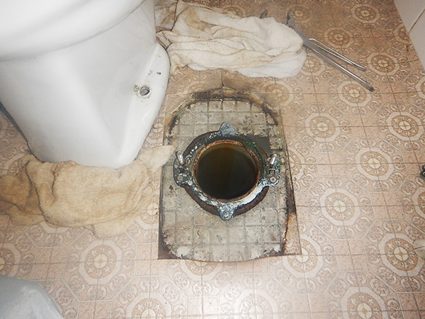 ２Fトイレの便器を取り外すと、便器と排水管をつなぐ部分が随分と劣化しています。