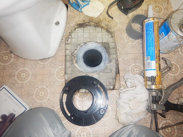 排水管の継手のすき間を埋め、漏れを防ぐために、劣化したフランジを交換します。これで２Fトイレからの排水漏れは治りました。最後に開口した外壁を塞いで工事終了です。
