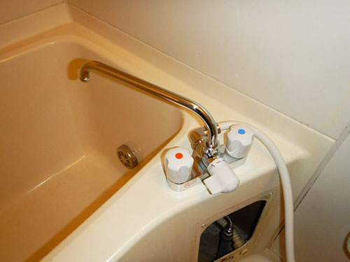 新しい水栓：TOTO製　 シャワー水栓台付きタイプ　品番：TMS26C