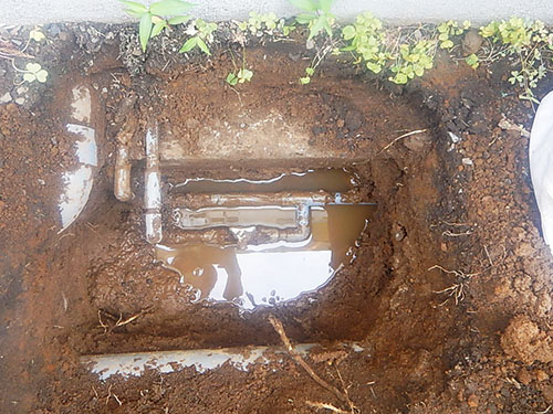 1階トイレ裏の埋設管で漏水箇所を発見
