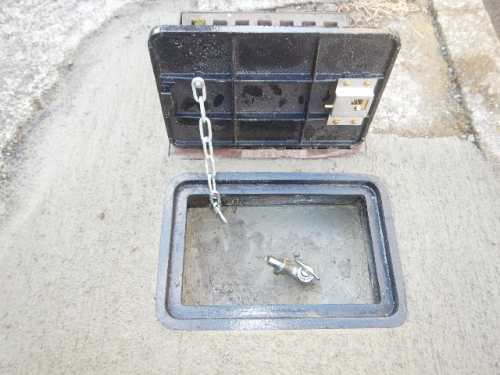 コンクリートで散水栓および散水栓BOXを固定
