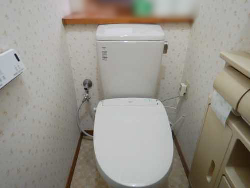 トイレアメージュZ（品番YBC-2A10S、DT-ZA15E）とシャワートイレ（品番CW-EA21）を取付