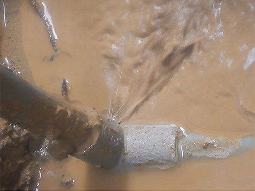 埋設給水管からの漏水