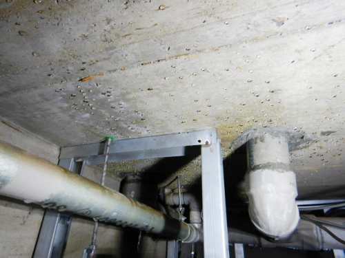 地下天井の水漏れ