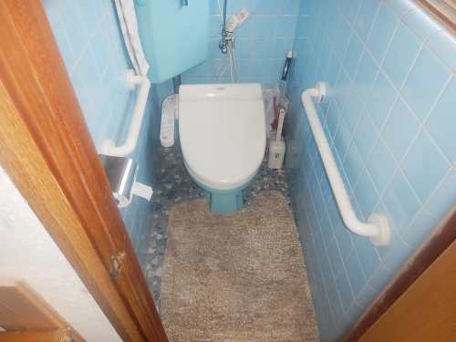 タイル貼りの床と壁　隅付きトイレ・ウォシュレット