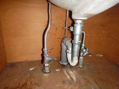 施工前：シンク下の止水栓および排水金具
