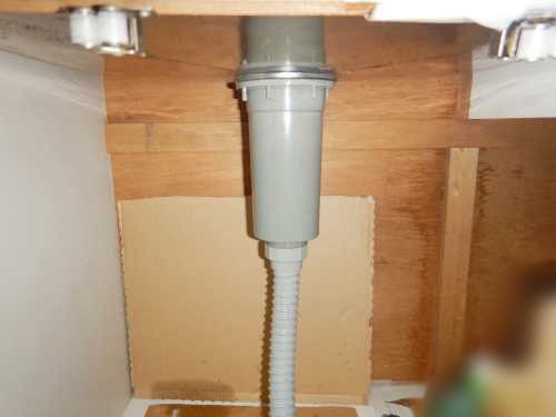 施工後：シンク下　新しい排水栓　SANEI カゴ付流し排水栓  品番H65 
