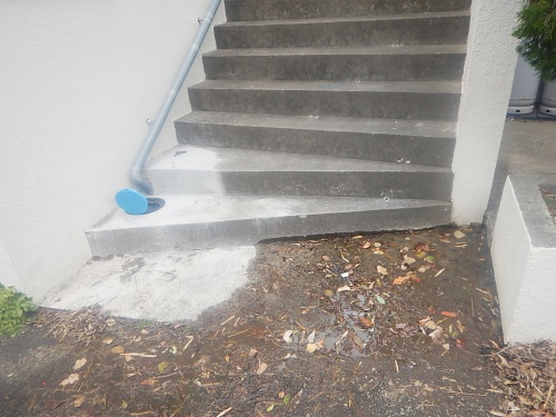 階段下の排水漏れ