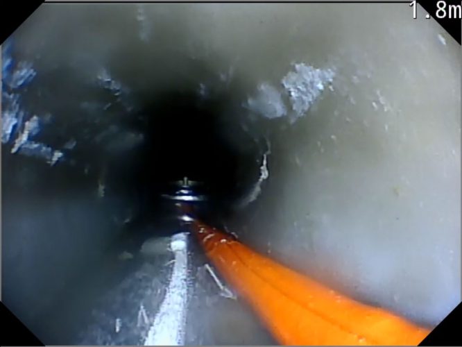 排水管内の撮影画像　歯ブラシ