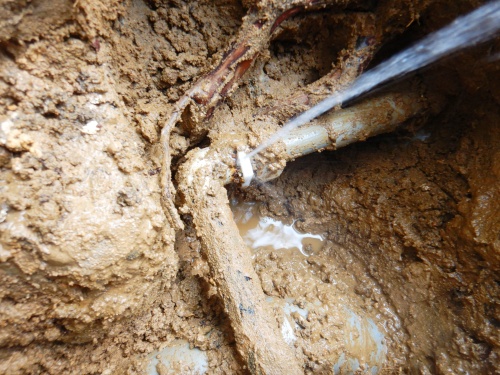 埋設管の継手からの漏水