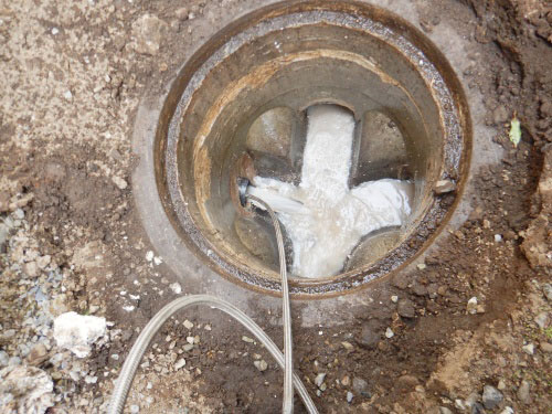 高圧洗浄機による排水管マス清掃