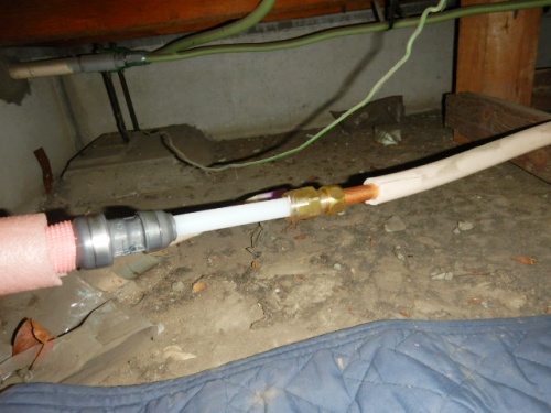 床下で銅管と接続