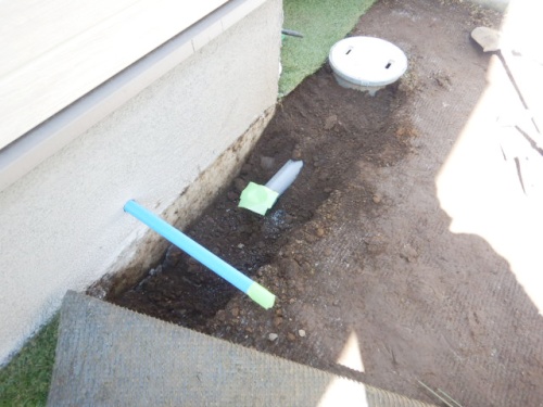 床下からの給水管と溜めマスへの排水管