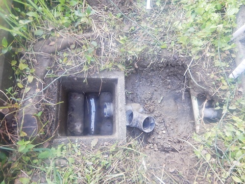【施工前】コンクリートマス（左）と勾配不良で破損した排水管（右）