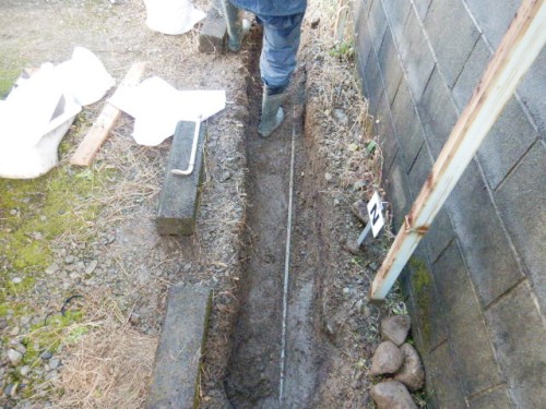 新設する排水管の管路を掘削