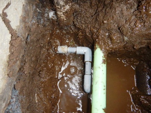 埋設給水管（緑色の管はガス管）
