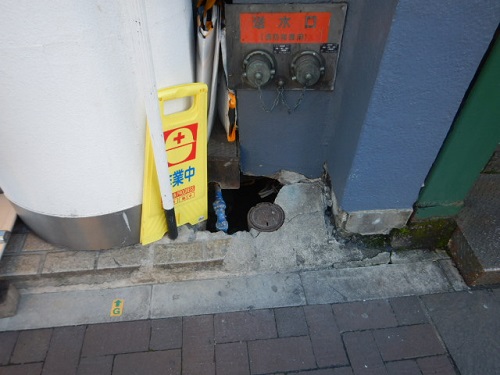店舗入り口横