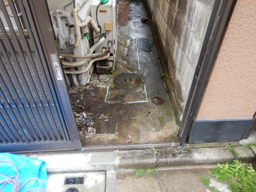 勝手口側の門扉付近の排水マス