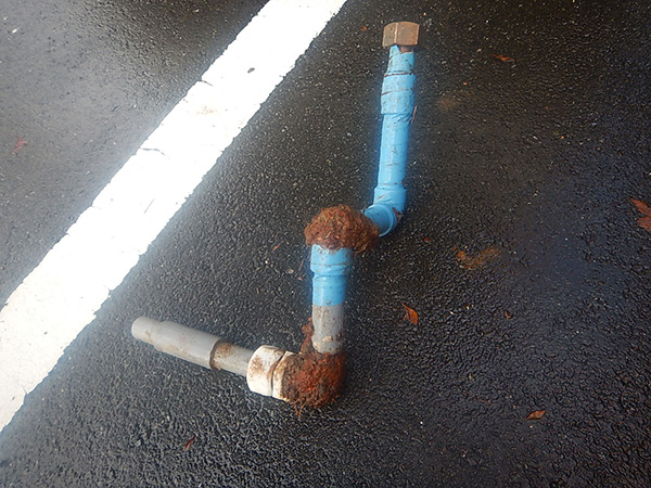 錆びついて破損した鉄管