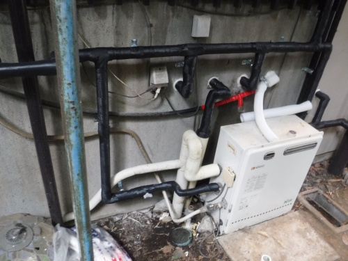 露出給水管新設(給湯器付近)