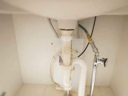 カウンター下の水受容器