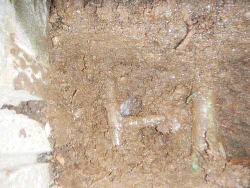 埋設給水管(T字の塩ビ管)で漏水発見