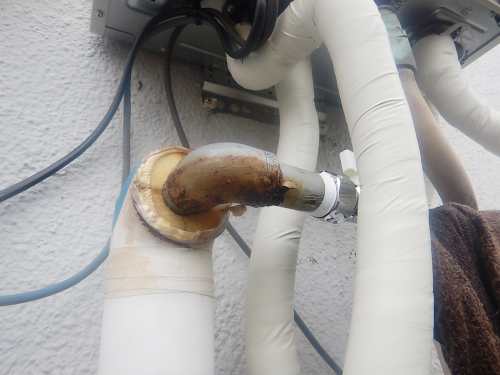 給湯管の破損箇所を確認