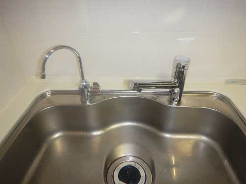 施工後:浄水器水栓 品番 TK301ASA (左) キッチン水栓 品番 TKS05305J (右)