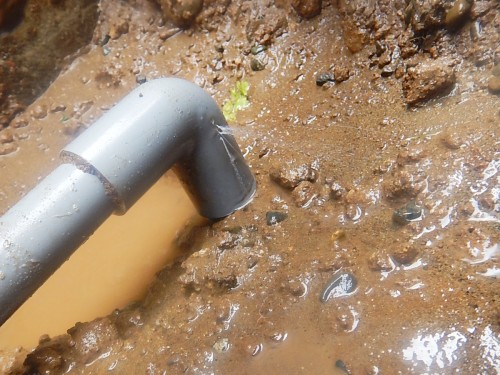 継手の亀裂から漏水