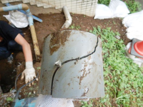 排水管継手破損による汚水漏れ
