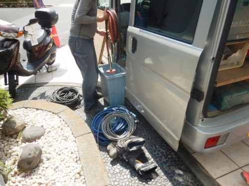 車に積んだ高圧洗浄機